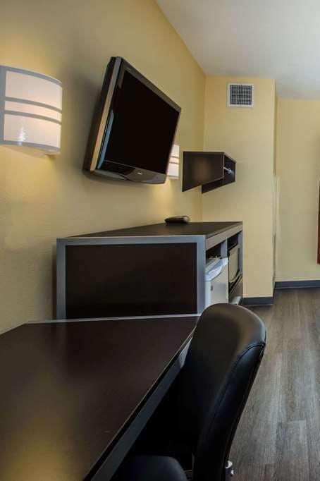 Hotel Days Inn & Suites by Wyndham Augusta Near Fort Eisenhower photo 3