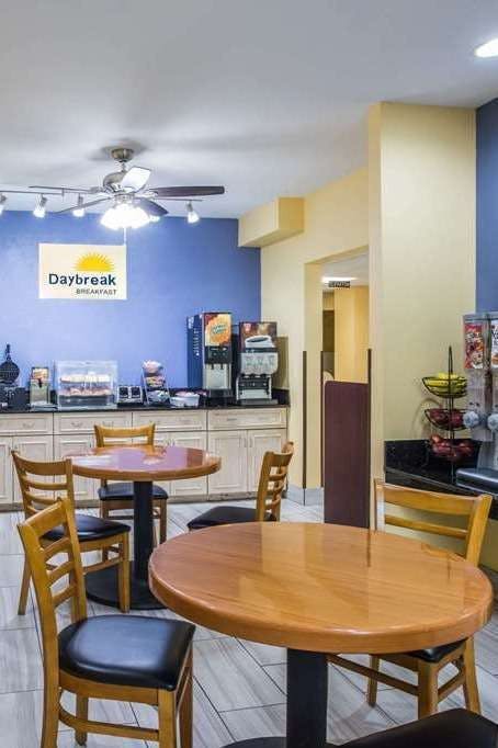 Hotel Days Inn & Suites by Wyndham Augusta Near Fort Eisenhower photo 5