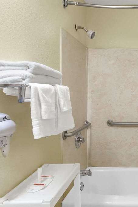 Hotel Days Inn by Wyndham Columbia NE Fort Jackson photo 4