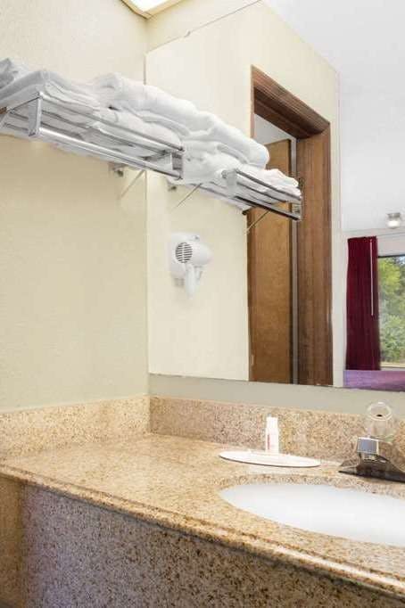 Hotel Days Inn by Wyndham Columbia NE Fort Jackson photo 3