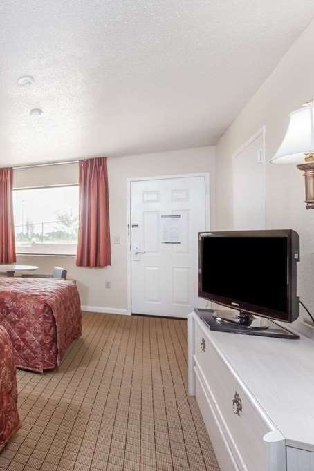 Hotel Days Inn by Wyndham Clinton photo 3