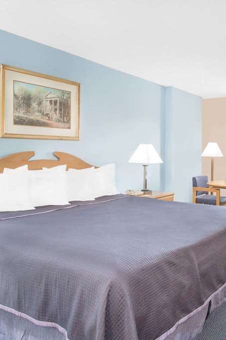 Hotel Howard Johnson by Wyndham Staunton photo 1