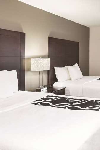 Hotel La Quinta Inn & Suites by Wyndham Milwaukee Delafield photo 1