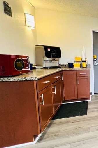 Hotel Super 8 by Wyndham Benton Harbor/St. Joseph photo 2