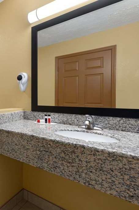 Hotel Super 8 by Wyndham Whites Creek/ Nashville NW Area photo 1