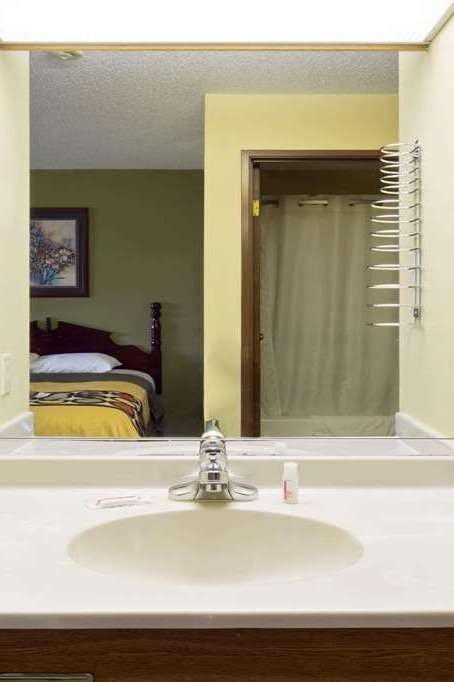 Hotel Super 8 by Wyndham DeKalb IL photo 3
