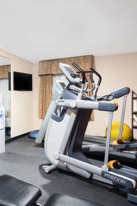 Hotel Baymont Stevens Point photo 4