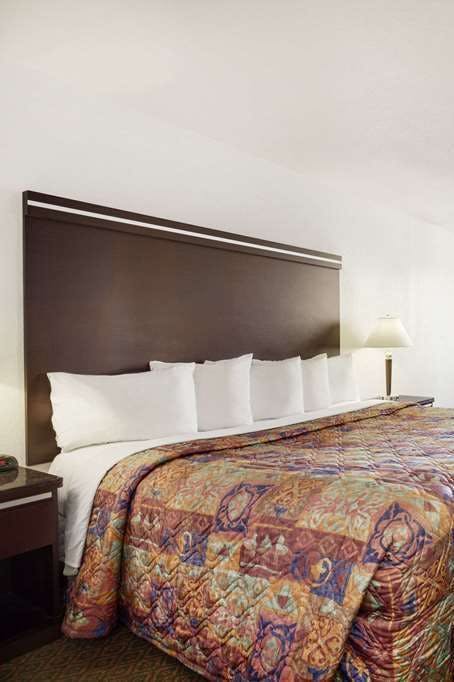 Hotel Days Inn by Wyndham Oceanside photo 2