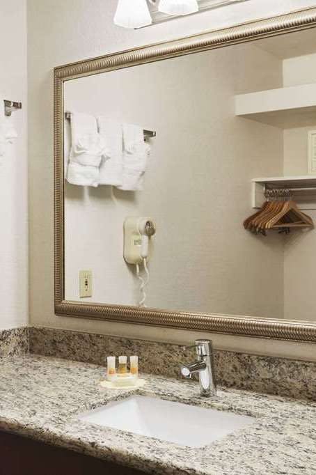 Hotel Days Inn by Wyndham Oceanside photo 4