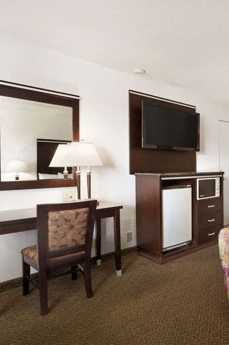 Hotel Days Inn by Wyndham Oceanside photo 3