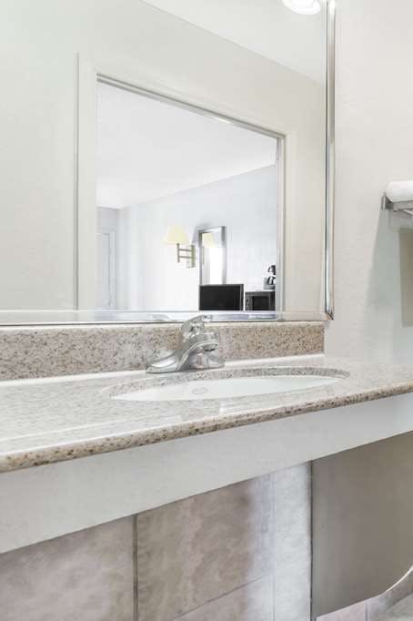 Hotel Super 8 by Wyndham Santee photo 3