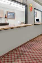 Hotel Super 8 by Wyndham Huron photo 4