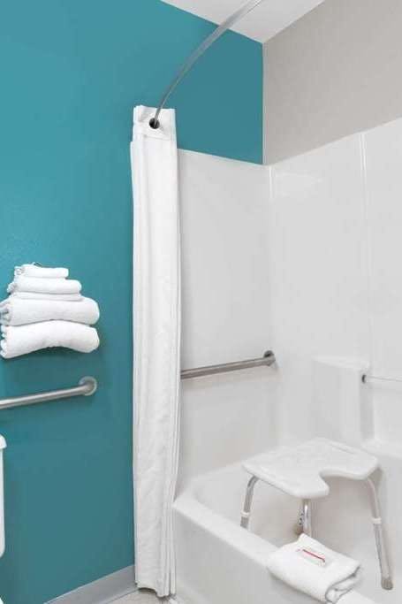 Hotel Super 8 by Wyndham Huron photo 3