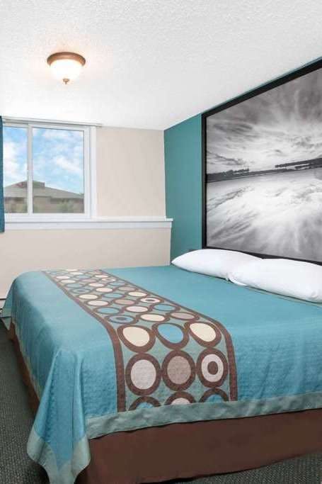 Hotel Super 8 by Wyndham Huron photo 1