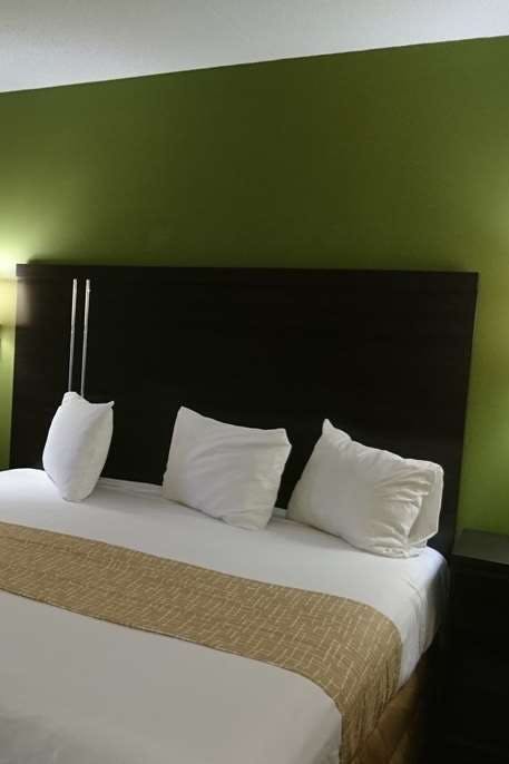 Hotel Travelodge by Wyndham Knoxville East photo 1