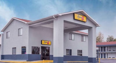 Super 8 by Wyndham Locust Grove