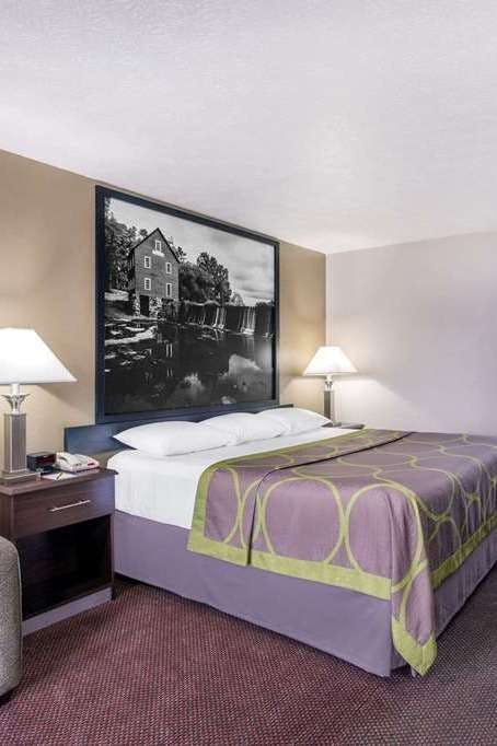 Hotel Super 8 by Wyndham Locust Grove photo 1