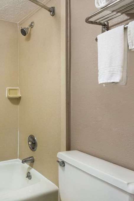 Hotel Super 8 by Wyndham Locust Grove photo 5