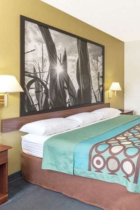 Hotel Super 8 by Wyndham Cresco IA photo 1