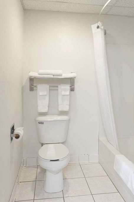 Hotel Super 8 by Wyndham Cresco IA photo 4