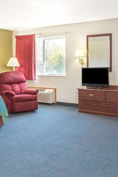 Hotel Super 8 by Wyndham Cresco IA photo 3