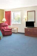 Hotel Super 8 by Wyndham Cresco IA photo 3