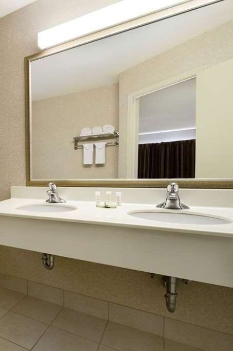 Hotel Super 8 Brockville photo 5