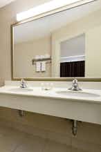 Hotel Super 8 Brockville photo 5