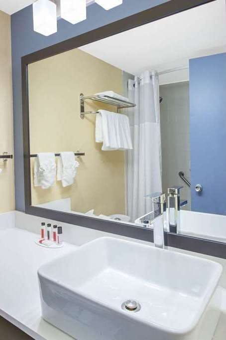 Hotel Days Inn & Suites by Wyndham Grand Rapids Near Downtown photo 3