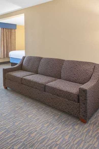 Hotel Days Inn & Suites by Wyndham Grand Rapids Near Downtown photo 1