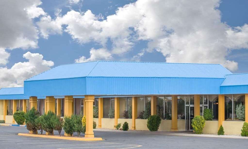 Days Inn & Suites by Wyndham Clovis