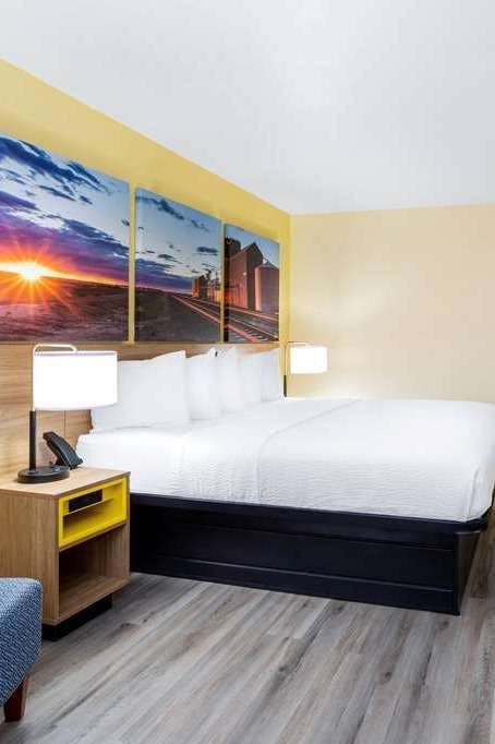 Hotel Days Inn & Suites by Wyndham Clovis photo 1