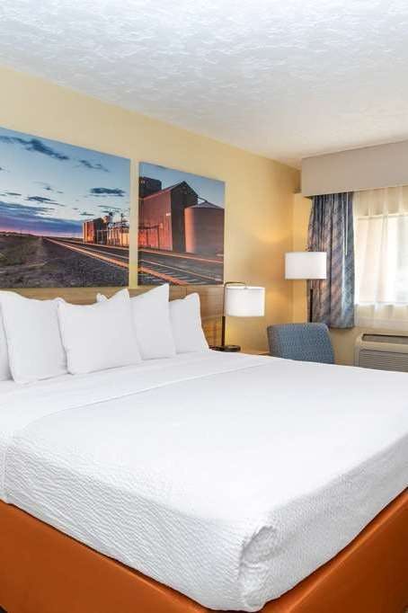 Hotel Days Inn & Suites by Wyndham Clovis photo 2