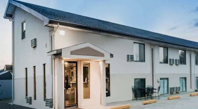 Super 8 by Wyndham Bowman