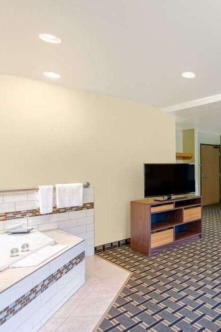 Hotel Super 8 by Wyndham Wheeling WV photo 4