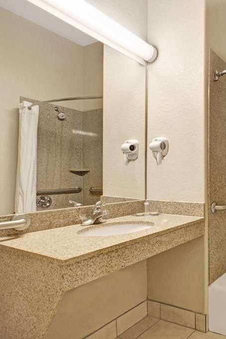 Hotel Super 8 by Wyndham IAH West/Greenspoint photo 5