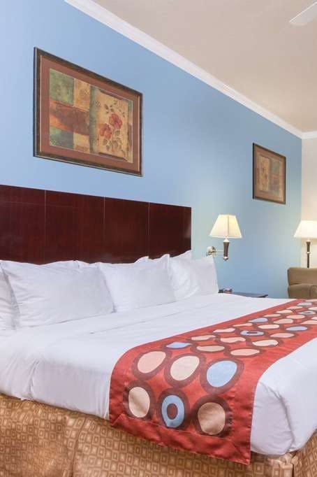 Hotel Super 8 by Wyndham IAH West/Greenspoint photo 2