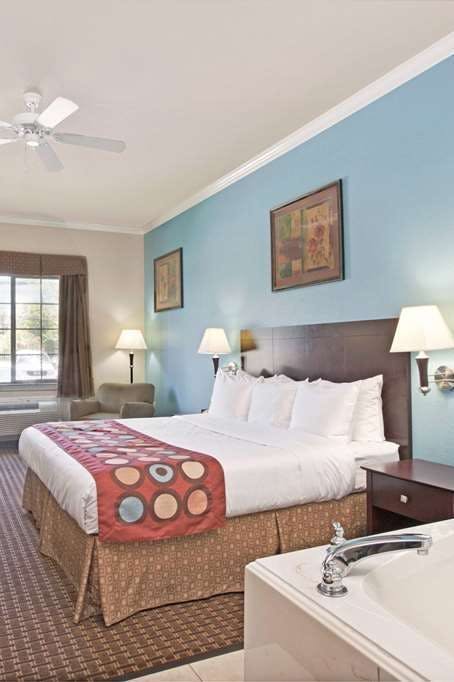 Hotel Super 8 by Wyndham IAH West/Greenspoint photo 1