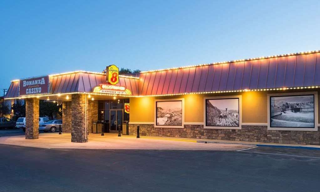 Super 8 Fallon