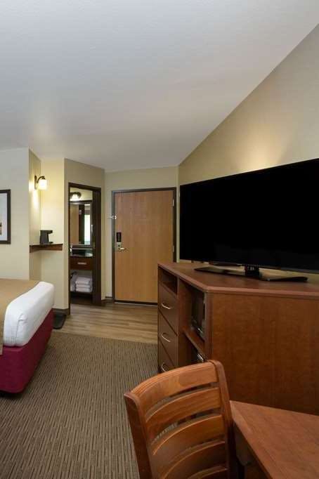 Hotel AmericInn by Wyndham Merrill photo 4