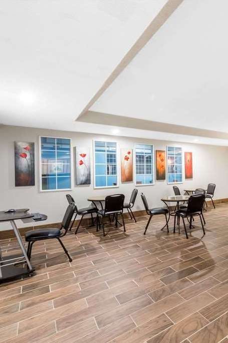 Hotel Super 8 by Wyndham Winfield/Quail Ridge Area photo 4