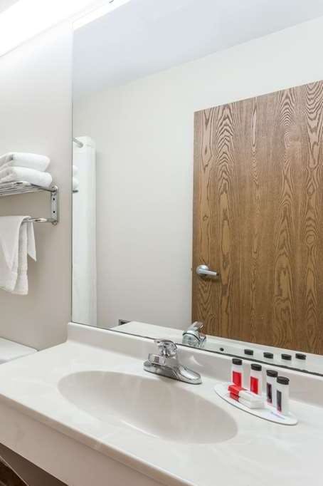 Hotel Baymont by Wyndham Anderson photo 4