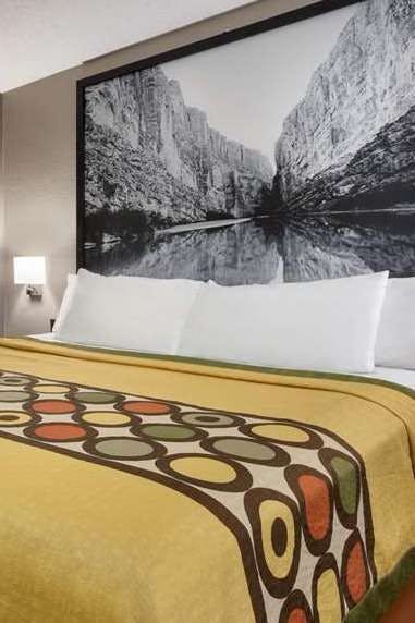 Hotel Super 8 by Wyndham Universal City photo 1