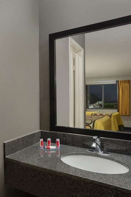 Hotel Super 8 by Wyndham Universal City photo 4