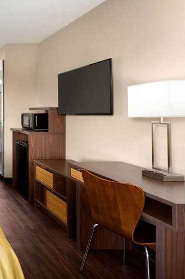 Hotel Super 8 by Wyndham Universal City photo 2