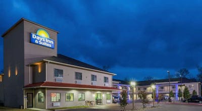 Days Inn & Suites by Wyndham Madisonville