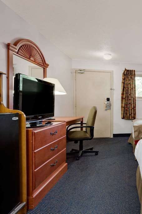 Hotel Ramada by Wyndham Cleveland Airport West photo 3