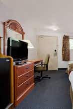 Hotel Ramada Cleveland Airport West photo 3