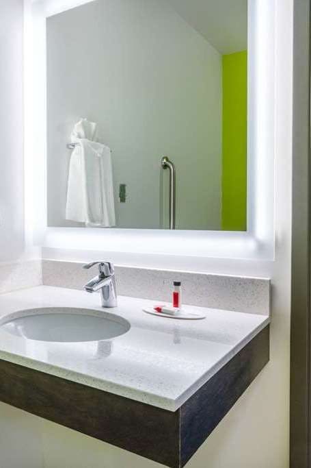 Hotel Super 8 by Wyndham Winnipeg East MB photo 4