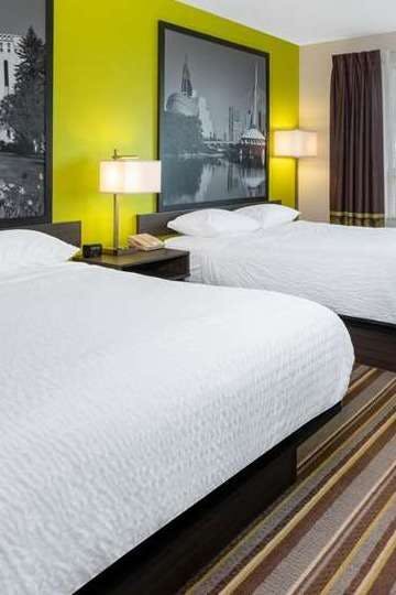 Hotel Super 8 by Wyndham Winnipeg East MB photo 2